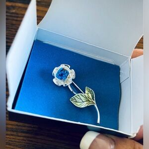 NIB 2004 Avon Birthstone Rose Silver Tone Pin - September Sapphire